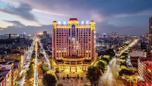 A multi-story hotel with a central atrium and a symmetrical facade. - Rufu Hotel (Ganzhou)