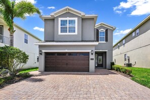 Exterior - Charming Home near Disney with Game Room and WaterPark & Resort Access at. (Kissimmee)