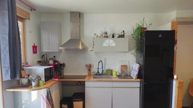 A compact kitchen with a microwave, sink, and black refrigerator. - Appartement Dans Maison de Village, au Calme, Entre Annecy et Genève (Villy-le-Pelloux)