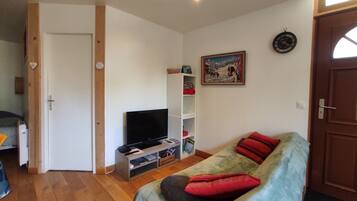 Smart TV, mesa de ping pong, libros