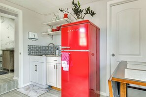 Réfrigérateur, micro-ondes, cafetière/bouilloire, grille-pain