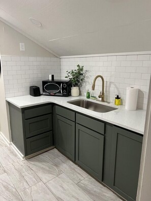 Fridge, microwave, oven, toaster - Pine Mountain Loft at the lake (Pine Mountain)