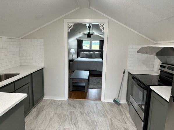 Fridge, microwave, oven, toaster - Pine Mountain Loft at the lake (Pine Mountain)