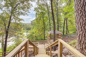 Property grounds - Spring River Vacation Rental w/ Deck & Views (Mammoth Spring)