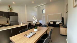Un apartamento moderno con cocina, comedor y sala de estar.