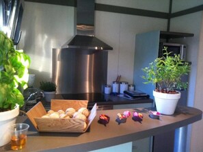 Kühlschrank, Mikrowelle, Ofen, Herdplatte