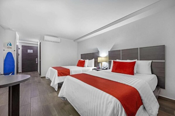 Habitación, 2 camas de matrimonio | Caja fuerte, escritorio, espacio para trabajar con un portátil