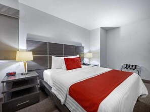 Standard Room, 1 King Bed | In-room safe, desk, laptop workspace, iron/ironing board - BeWow Hotel Querétaro (Querétaro)