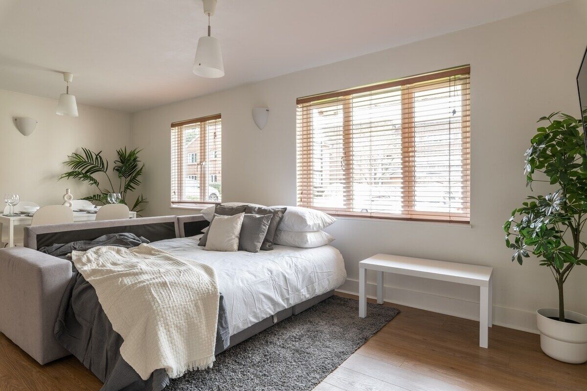 2 bedrooms, iron/ironing board, internet, bed sheets