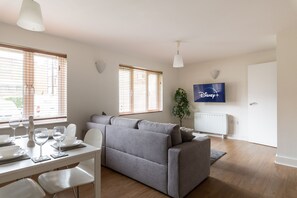 TV - Bright Fully Furnished Apartment/ 2 Parking Spaces (Crawley)