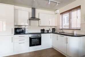 Fridge, microwave, oven, stovetop - Bright Fully Furnished Apartment/ 2 Parking Spaces (Crawley)