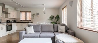 Bright Fully Furnished Apartment/ 2 Parking Spaces