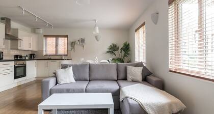 Bright Fully Furnished Apartment/ 2 Parking Spaces