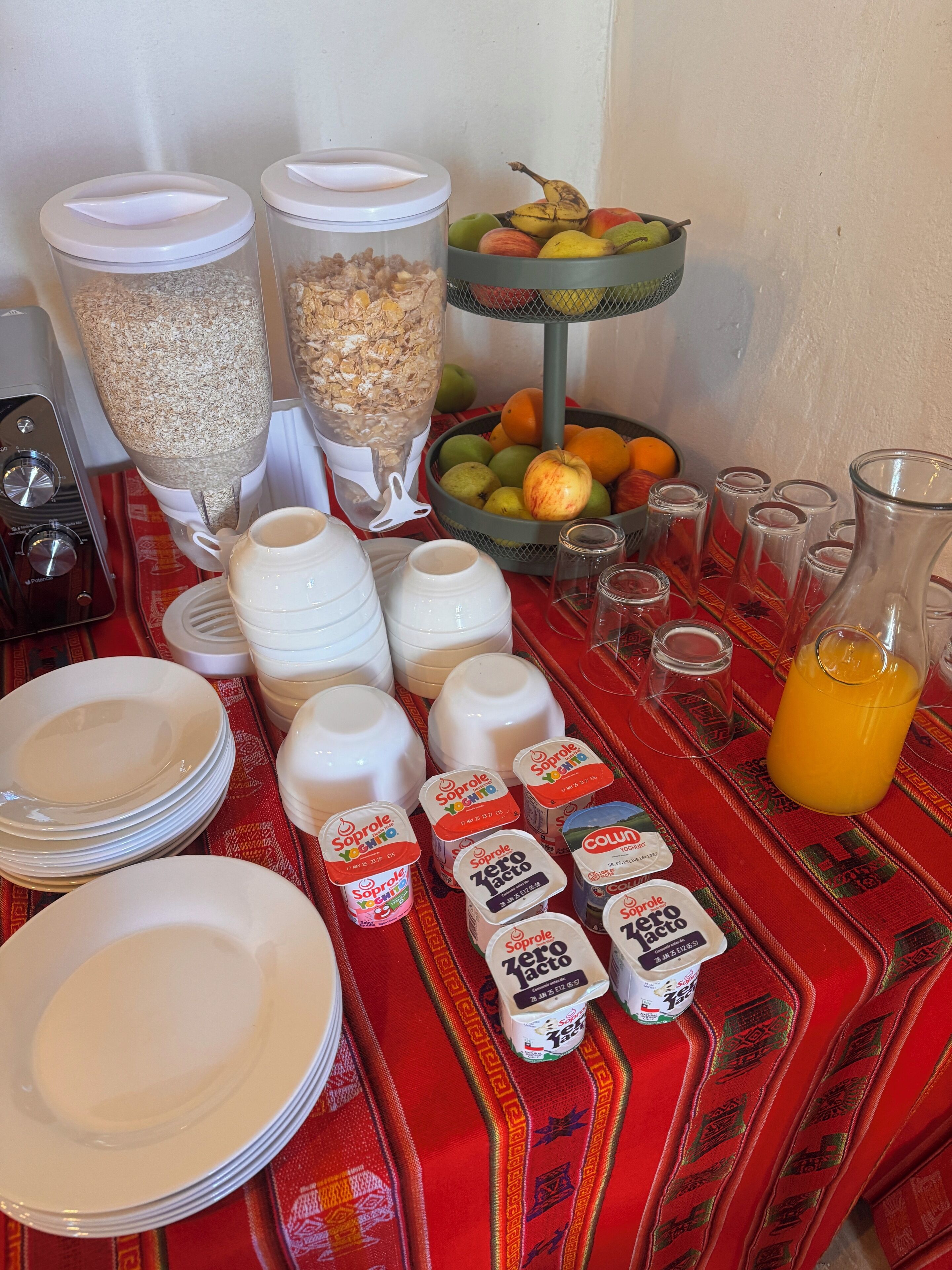 Un ricco buffet per la colazione con cereali, yogurt e frutta fresca.