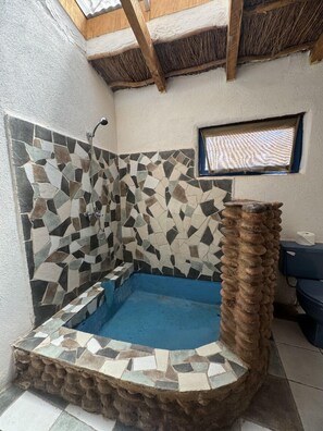Habitación superior, 1 habitación | Regadera en el baño