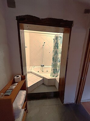 Family Double or Twin Room | Bathroom | Shower, rainfall showerhead, hair dryer, towels - Atacama Lodge Rukazen (San Pedro de Atacama)