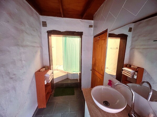 Family Double or Twin Room | Bathroom | Shower, rainfall showerhead, hair dryer, towels - Atacama Lodge Rukazen (San Pedro de Atacama)