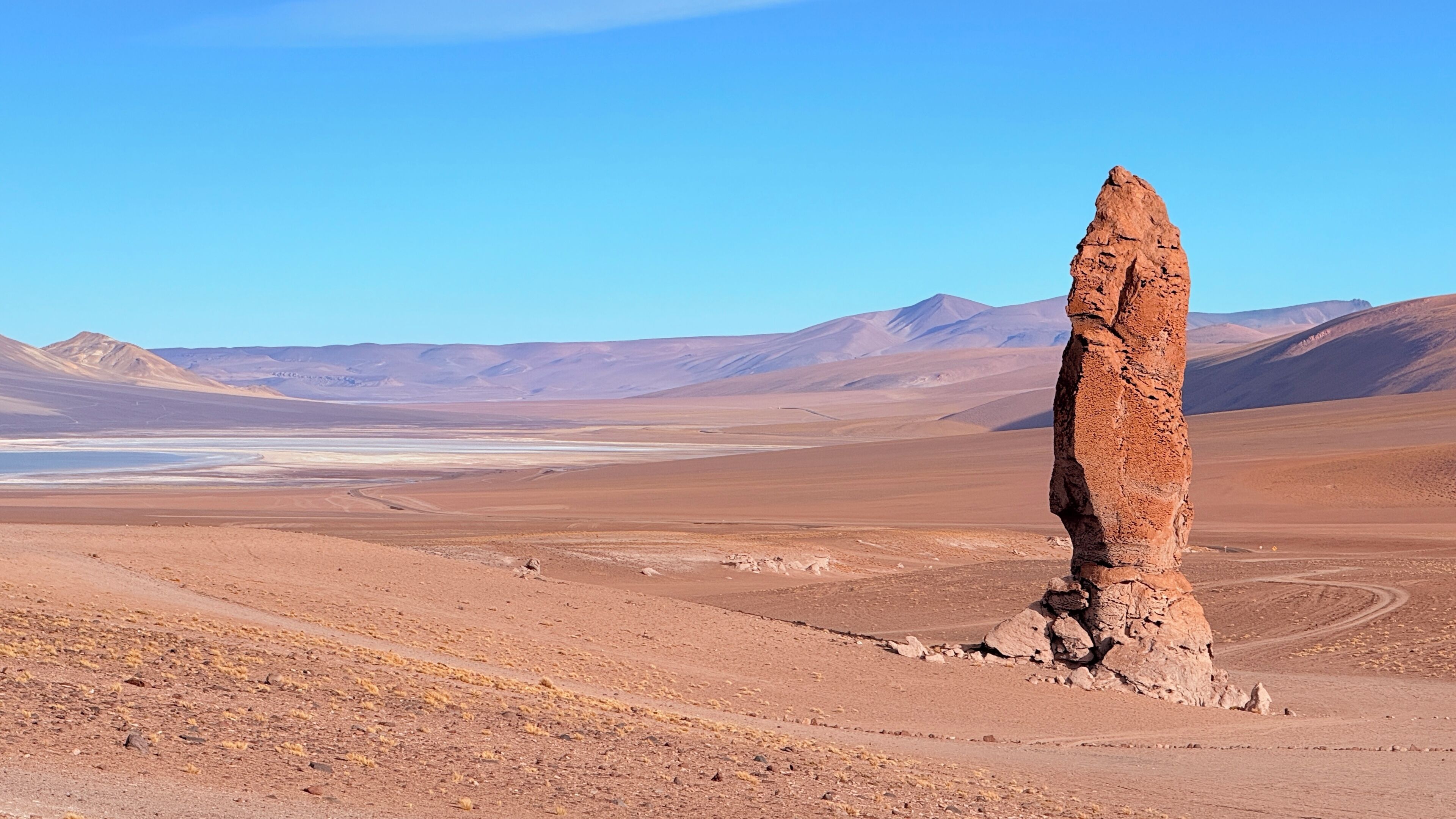 Un paysage désertique caractérisé par une formation rocheuse imposante.