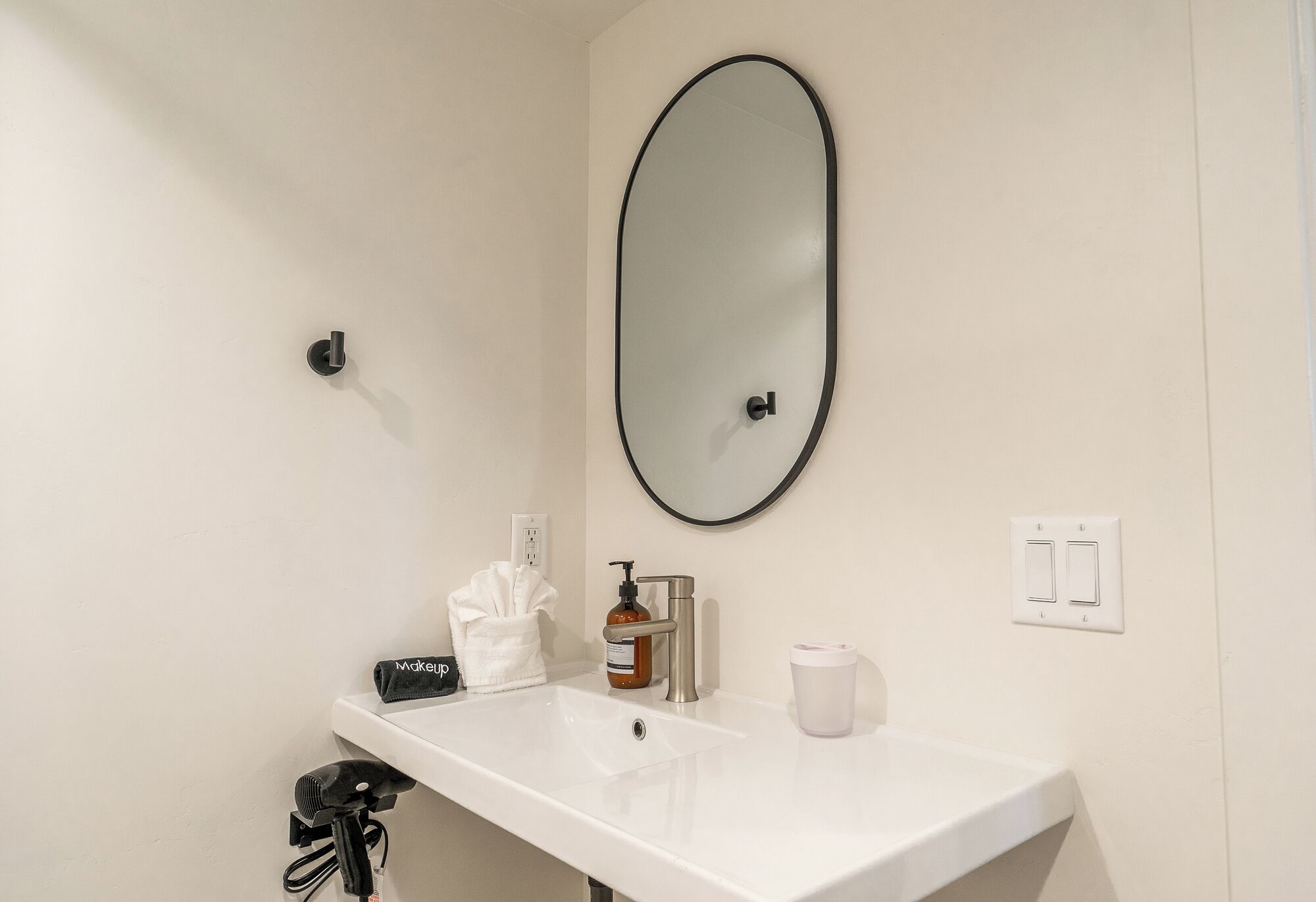 Suihku, hiustenkuivaaja, pyyhkeet