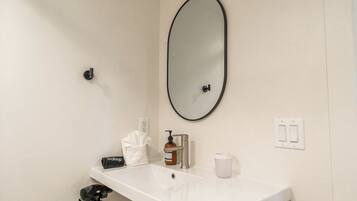 Suihku, hiustenkuivaaja, pyyhkeet