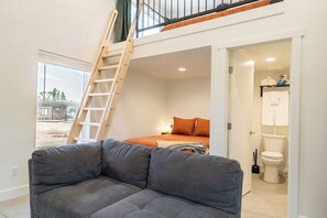 1 bedroom, WiFi - Mesa Vista #2- Studio Tiny Home + Loft (Torrey)