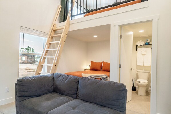 1 bedroom, WiFi - Mesa Vista #2- Studio Tiny Home + Loft (Torrey)