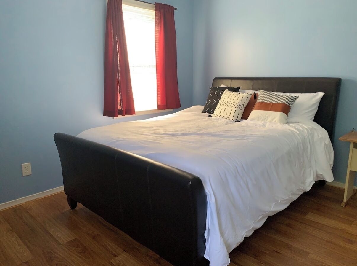 3 habitaciones, tabla de planchar con plancha, wifi y ropa de cama 