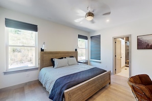 3 bedrooms, desk, Internet, bed sheets