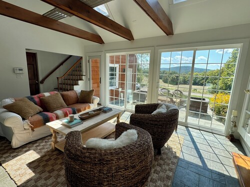 10 Acre Country Estate with Pool, Hot Tub & Views!