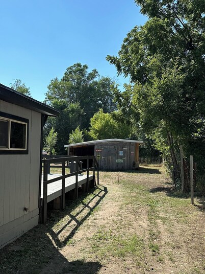 Welcome to The Hulett Hideout in historic downtown! Walk everywhere! 