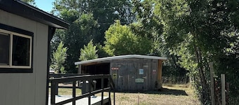 Welcome to The Hulett Hideout in historic downtown! Walk everywhere!