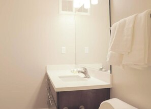 Towels, soap, toilet paper - Sleepover: Elegant 1BD/1BA + Gym - Downtown Des Moines (Des Moines)