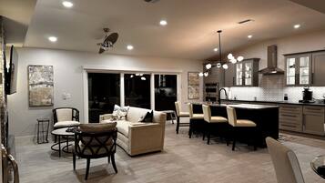 TV connectée, cheminée, livres