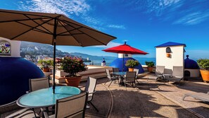 Outdoor dining - Spacious Oceanfront Condo with AC, WiFi, & Rooftop Pool on the Beach in Old Town (Puerto Vallarta)