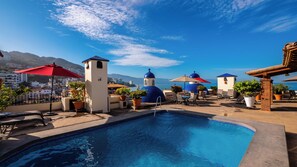 Una piscina al aire libre, una piscina climatizada