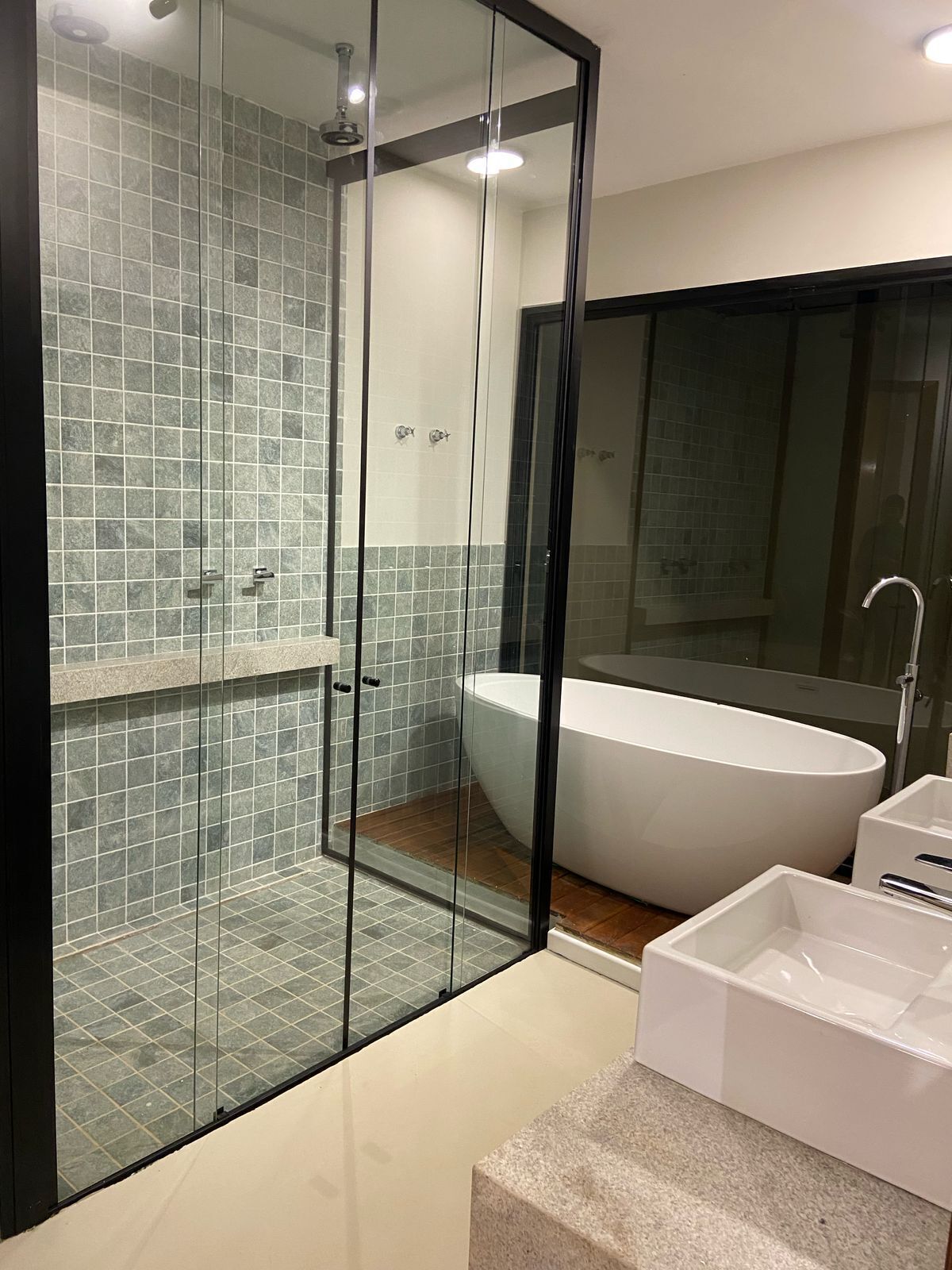 Vila luxo, 1 quarto | Banheiro | Chuveiro, produtos de toalete grátis, toalhas de banho, sabonete