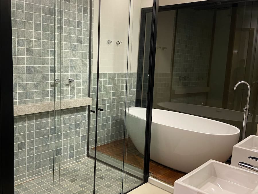 Deluxe-villa - 1 soveværelse | Badeværelse | Bruser, gratis toiletartikler, håndklæder, Sæbe