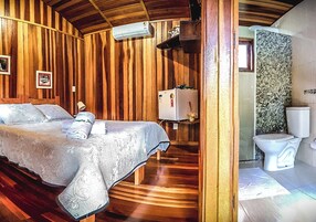 Muebles diferentes, espacio para trabajar con laptop y wifi gratis 