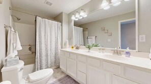 Secadora de cabello, toallas, jabón, papel de baño 