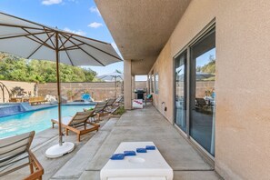 Una piscina al aire libre, una piscina climatizada