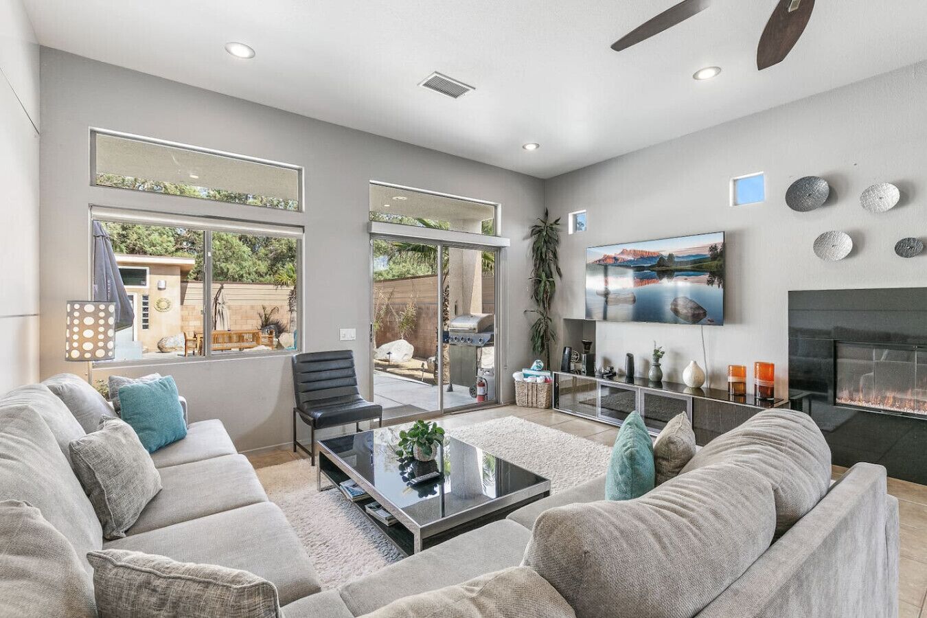 Smart TV, chimenea y libros 