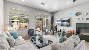 Smart TV, chimenea y libros