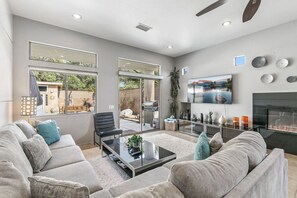 Smart TV, fireplace, books - Gorgeous Tranquil Desert Retreat (Desert Hot Springs)