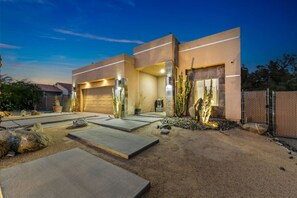Property grounds - Gorgeous Tranquil Desert Retreat (Desert Hot Springs)