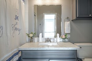 Ducha, secador de pelo, toallas y jabón