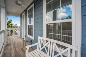 Terrace/patio - Vintage Hollywood Theater House in East Downtown (Houston)