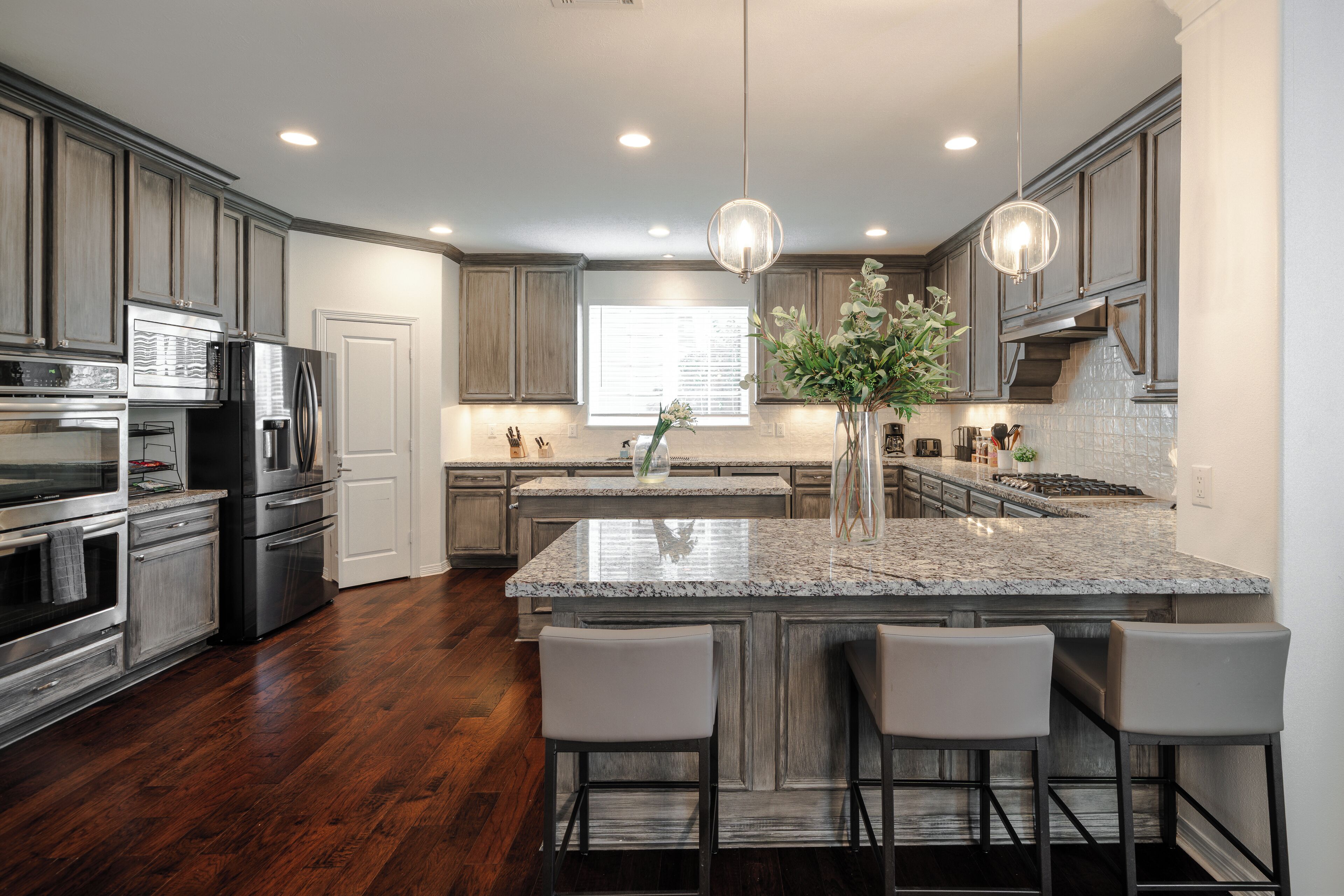 Jääkaappi, mikroaaltouuni, uuni, liesi