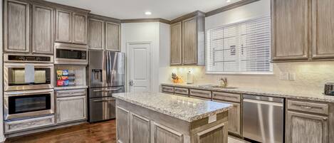 Kylskåp, mikrovågsugn, ugn och spishäll