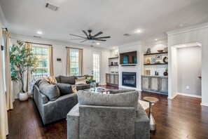 Living area - Vintage Hollywood Theater House in East Downtown (Houston)