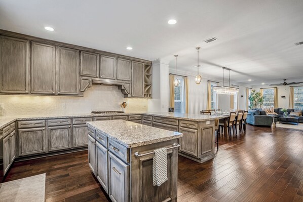 Fridge, microwave, oven, stovetop - Vintage Hollywood Theater House in East Downtown (Houston)